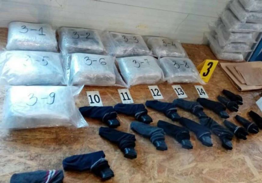 Djevojka uhapšena na granici sa drogom i pištoljima