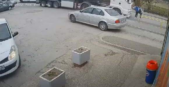 Uznemirujući video: Dvije djevojčice udario kamion