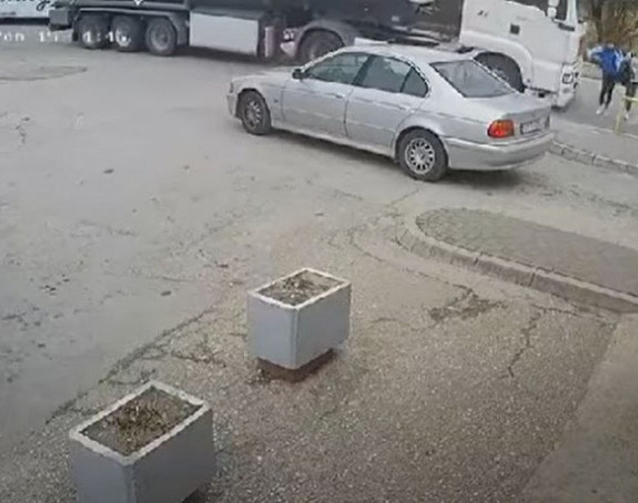 Uznemirujući video: Dvije djevojčice udario kamion