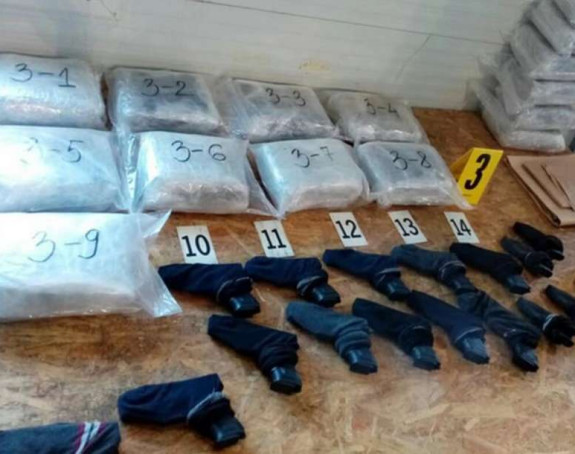 Djevojka uhapšena na granici sa drogom i pištoljima