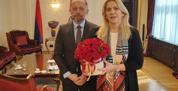 Od Vučića crvene ruže za predsjednicu Republike Srpske