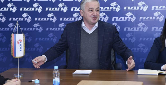 Plaćamo skuplje gorivo, da bi vlast kupovala zgrade