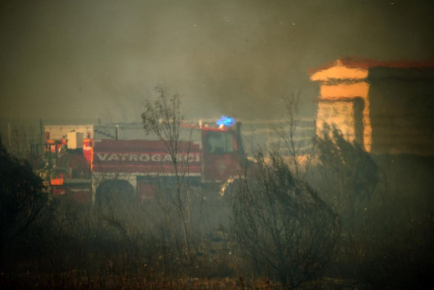 Izbio veliki požar kod Pule u blizini gasne stanice