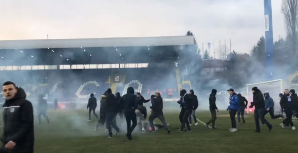Opšta tuča: Sukob navijača na Grbavici (VIDEO)