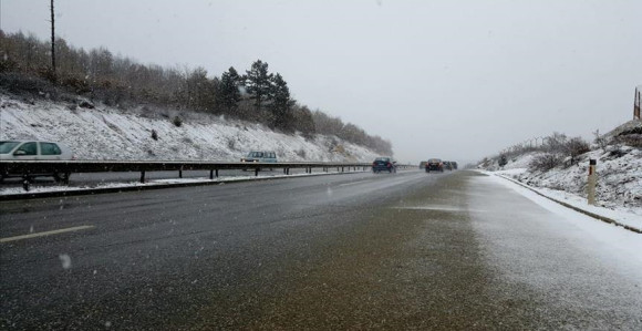 Klizavi i mokri kolovozi zbog snijega koji pada