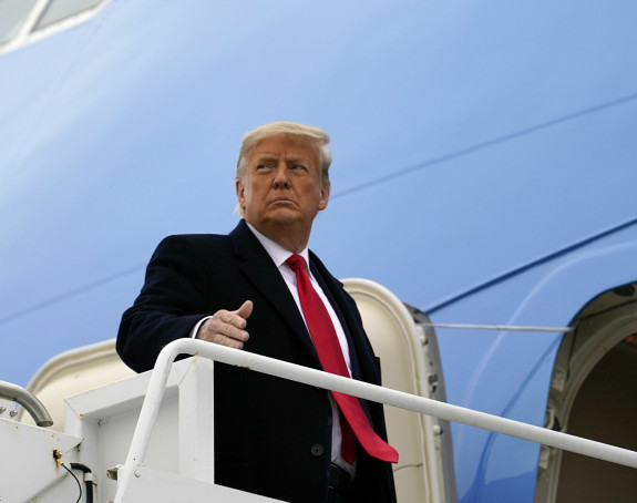 Trampov avion morao da sleti, otkazao motor