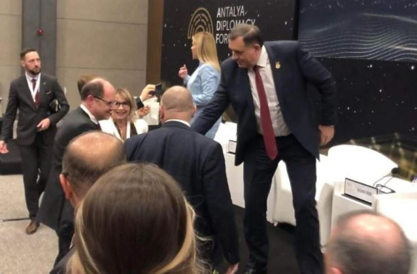 Srdačan susret Dodika i Šmita na Forumu u Antaliji