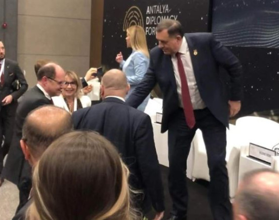 Srdačan susret Dodika i Šmita na Forumu u Antaliji