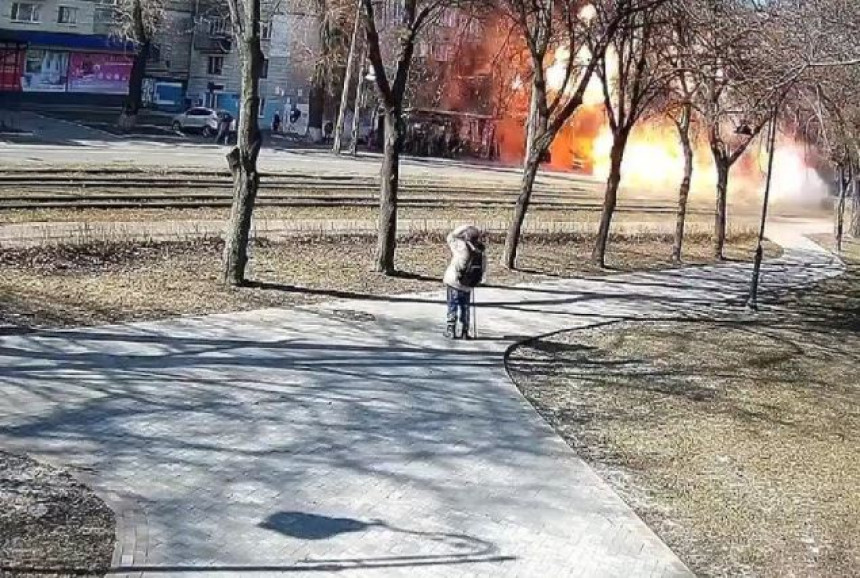 U Kijevu snimljeno kada je granata pogodila trolejbus