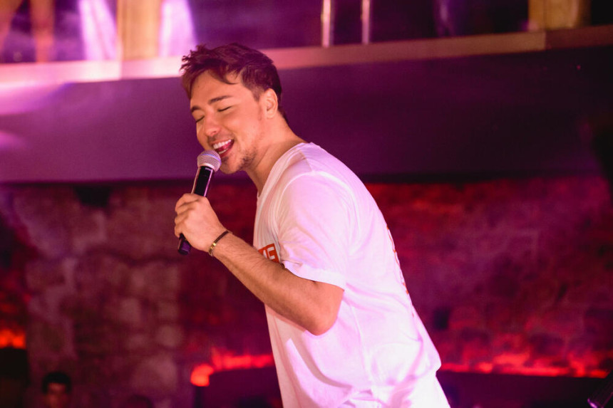 Milan Stanković menja profesiju: Ne peva a zarađuje sedeći kod kuće!