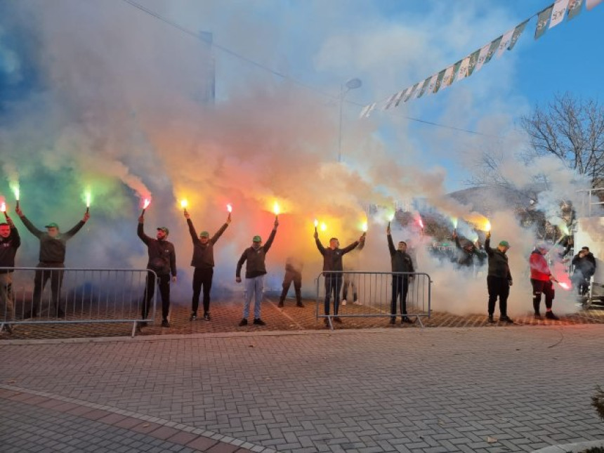 Vučić s bakljama dočekan u Novom Pazaru: "Sve za bolje odnose Srba i Bošnjaka"