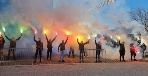 Vučić s bakljama dočekan u Novom Pazaru: "Sve za bolje odnose Srba i Bošnjaka"