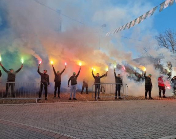 Vučić s bakljama dočekan u Novom Pazaru: "Sve za bolje odnose Srba i Bošnjaka"