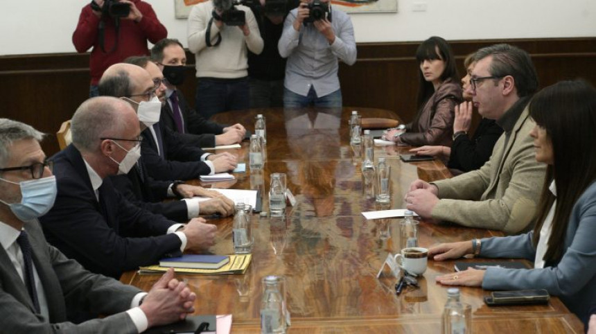 Vučić razgovara sa ambasadorima zemalja Kvinte
