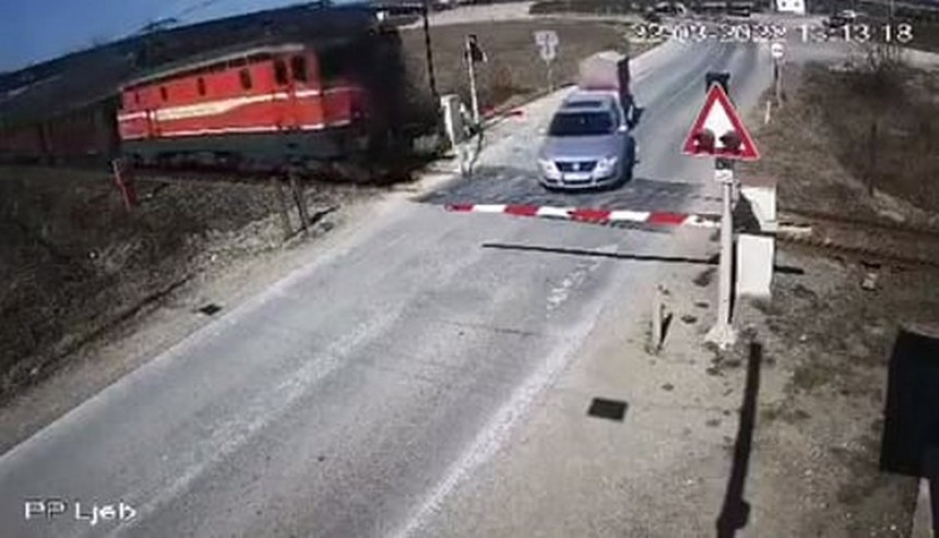 Stravičan snimak sudara automobila i voza (VIDEO)