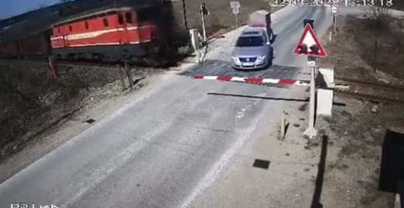 Stravičan snimak sudara automobila i voza (VIDEO)