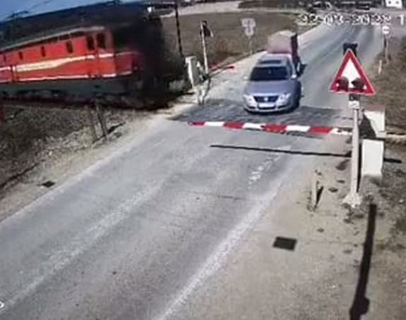 Stravičan snimak sudara automobila i voza (VIDEO)