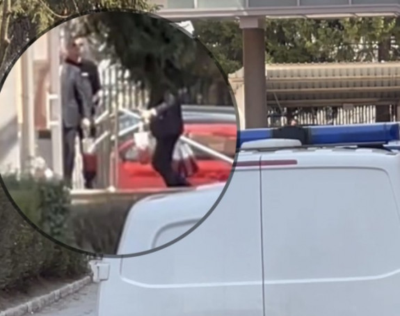 Dodikovi pokloni tužiocima vraćeni na ulazu u zgradu