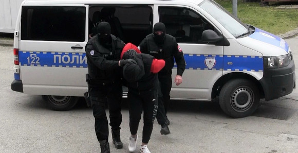 Uhapšeno osam osoba, pronađena droga, oružje...