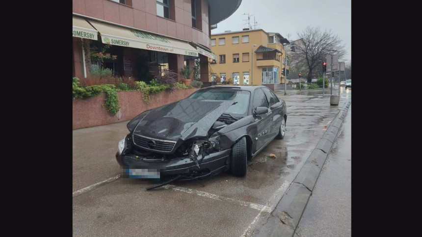 Saobraćajna nezgoda u centru Banjaluke: Autom udario u stub