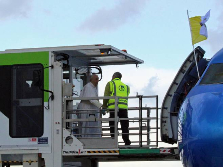 Papa pomoću lifta ušao u avion