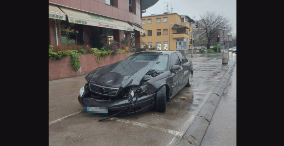 Saobraćajna nezgoda u centru Banjaluke: Autom udario u stub