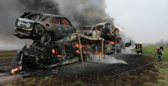 Izgorio šleper sa devet automobila u Hrvatskoj