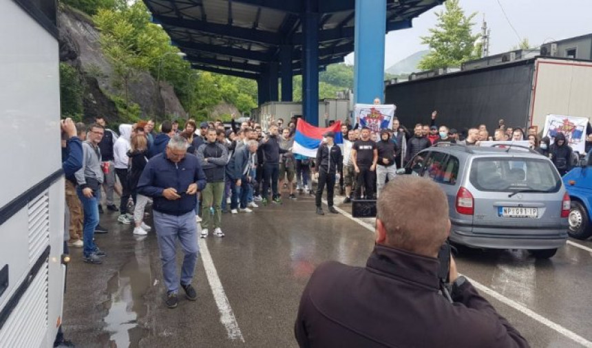 Kolone automobila i autobusi sa biračima krenuli sa KiM