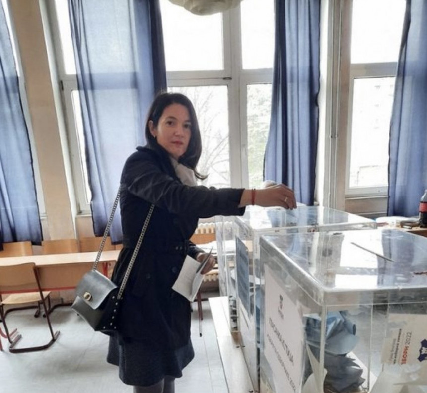 Poslanica Jelena Trivić jutros glasala u Zemunu