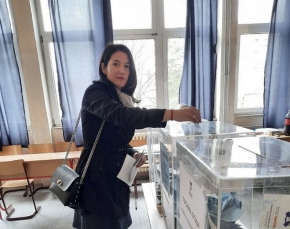 Poslanica Jelena Trivić jutros glasala u Zemunu