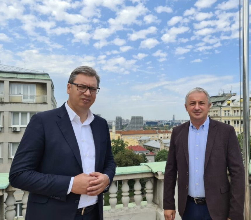 Borenović čestitao istorijsku pobjedu Vučiću i SNS-u