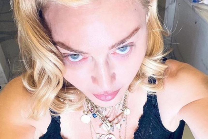 Madona šokirala fanove: Objavila snimak kako golih grudi ljubi kameru! (VIDEO)