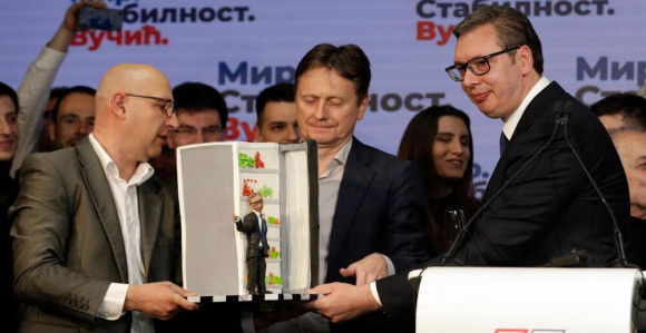 Iznenađenje za Vučića: Torta u obliku frižidera