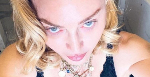 Madona šokirala fanove: Objavila snimak kako golih grudi ljubi kameru! (VIDEO)