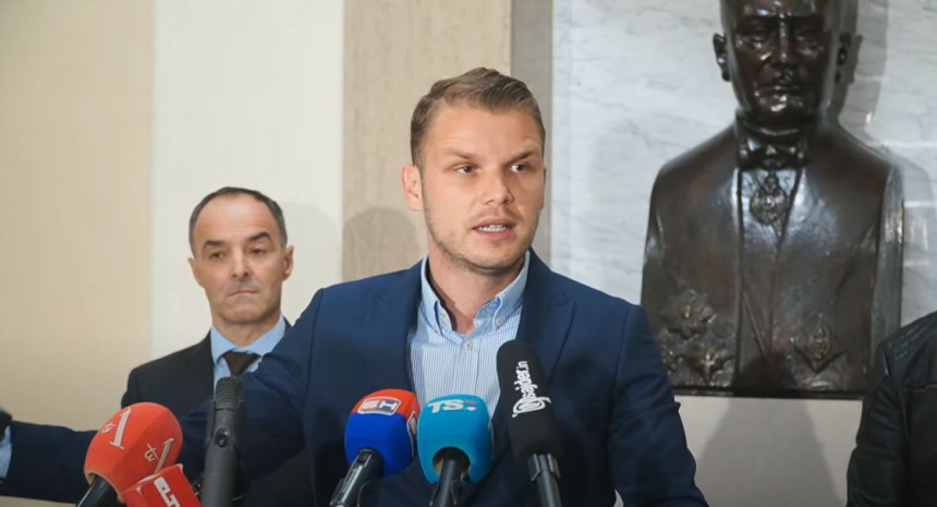 Stanivuković iznio kriminalne radnje: "Vodovod" saksiju platio 1.300, a fotelju 2.800