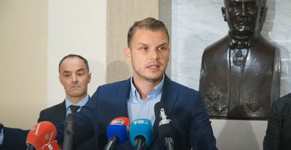 Stanivuković iznio kriminalne radnje: "Vodovod" saksiju platio 1.300, a fotelju 2.800