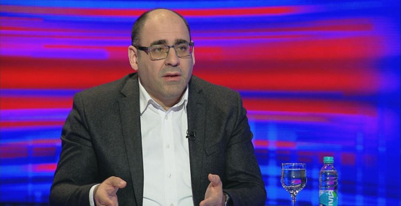 Veliki su pritisci, Vučić mudro spasava Srbiju
