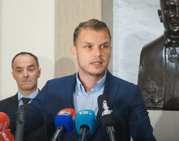 Stanivuković iznio kriminalne radnje: "Vodovod" saksiju platio 1.300, a fotelju 2.800