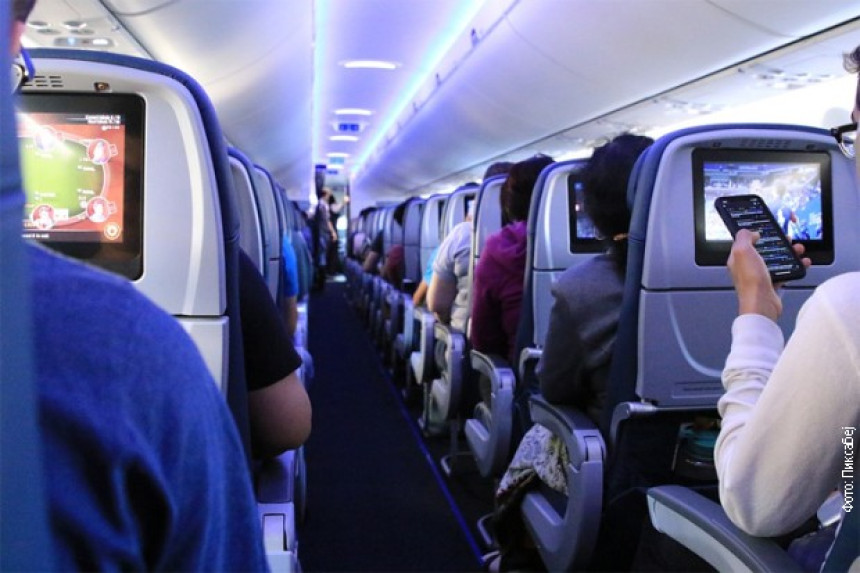Zbog neobuzadnog ponašanja u avionu zaradile rekordne novčane kazne!