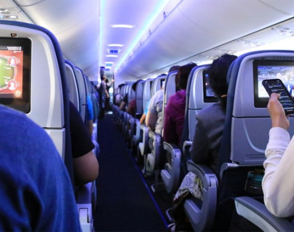 Zbog neobuzadnog ponašanja u avionu zaradile rekordne novčane kazne!