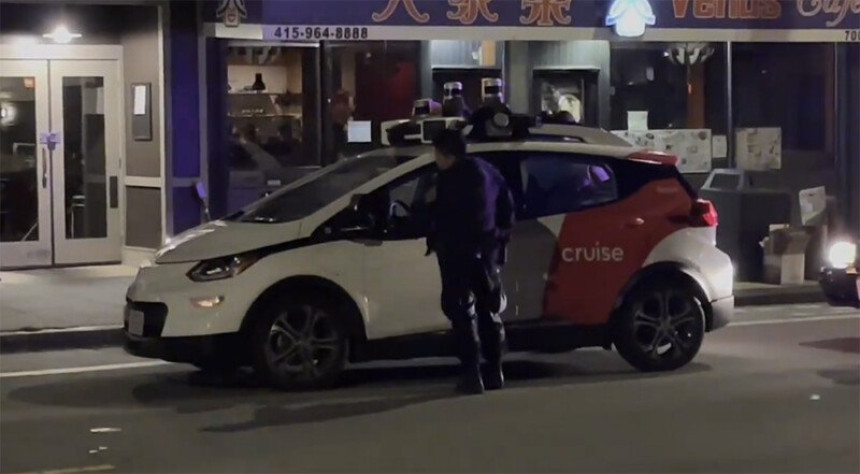 Automobil bez vozača napravio prekršaj, a onda pobegao policiji ispred nosa (VIDEO)