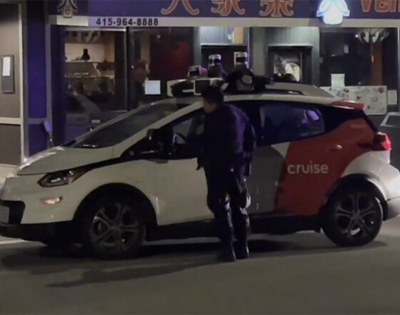 Automobil bez vozača napravio prekršaj, a onda pobegao policiji ispred nosa (VIDEO)