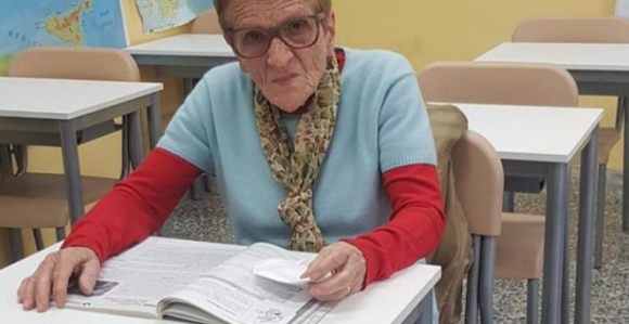 Ima 90 godina i redovno ide u školu, spremno čeka sve ispite