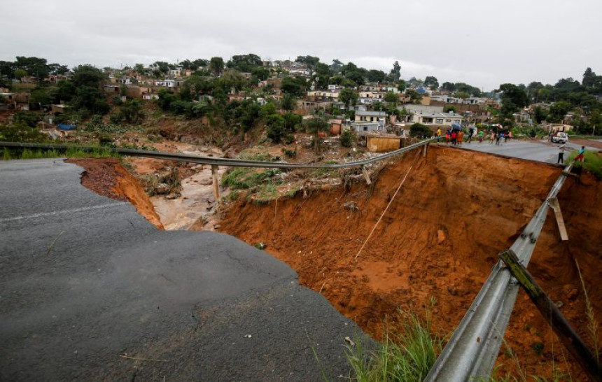Poplave odnijele 341 život, voda nosi sve pred sobom