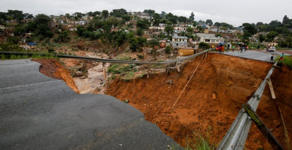 Poplave odnijele 341 život, voda nosi sve pred sobom