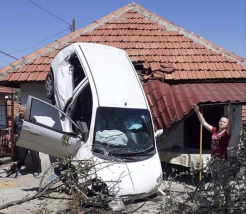 Tuzla: Automobil s puta sletio na jednu kuću