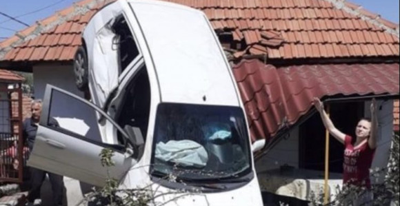 Tuzla: Automobil s puta sletio na jednu kuću