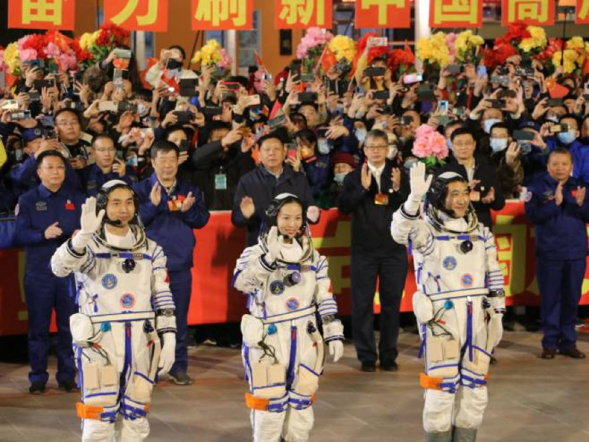 Кинески астронаути оборили национални рекорд