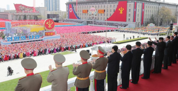 Sjeverna Koreja: Dan sunca uz ples i vatromet (VIDEO)