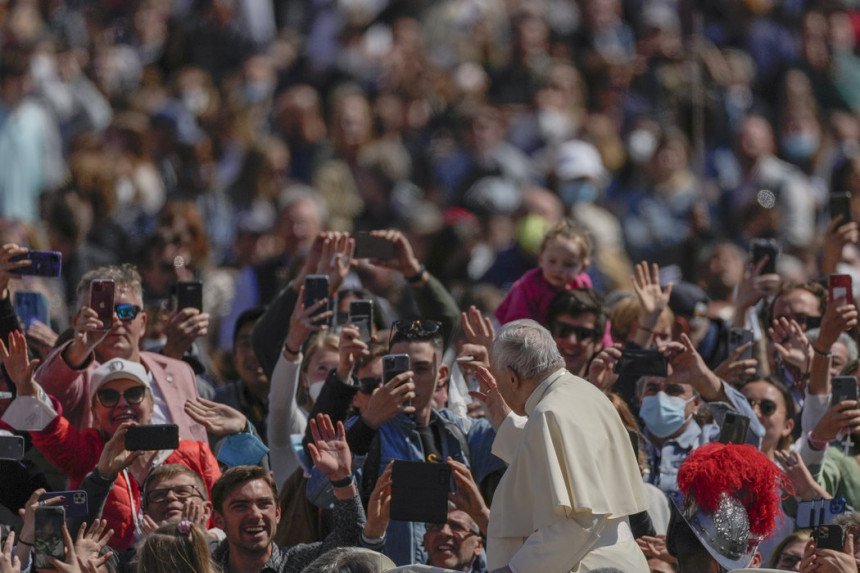 Папа Фрањо служио ускршњу мису на Тргу Светог Петра